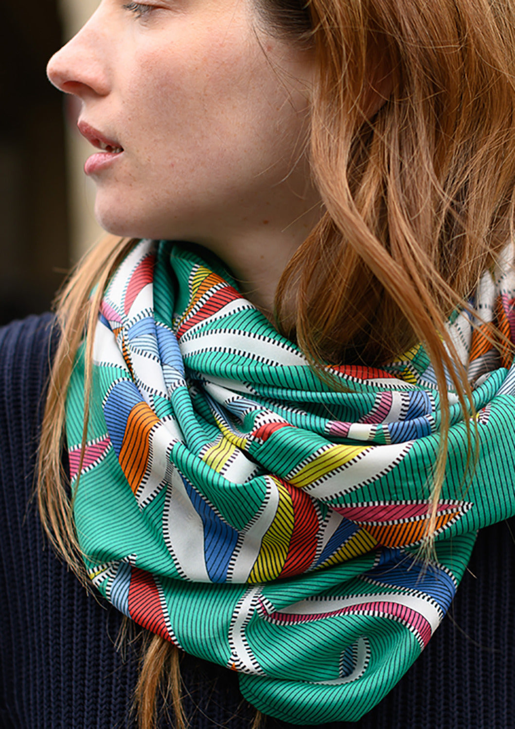 Foulard en soie 28, porté femme gros plan, Meilleur Ami Paris
