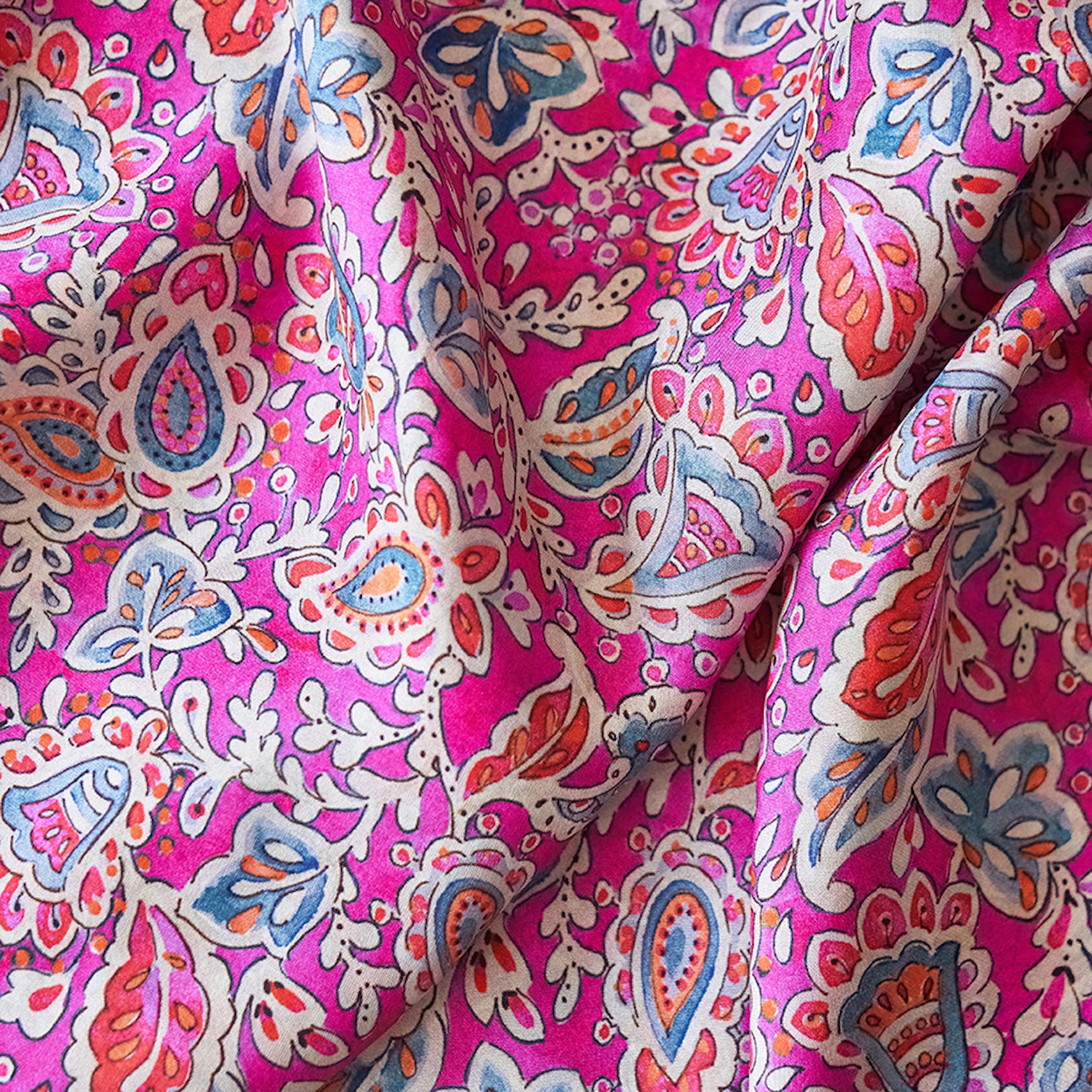 Foulard en soie 74, packshot, Meilleur Ami Paris