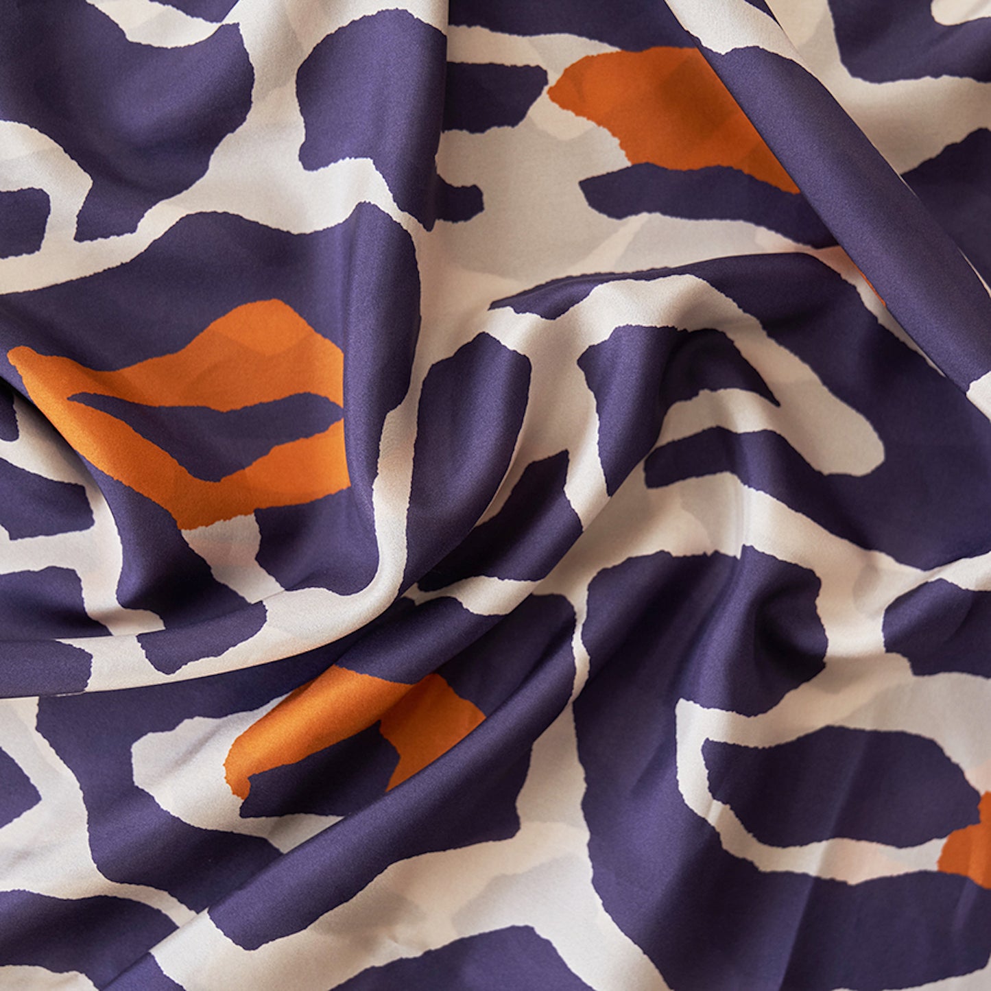 Foulard en soie 75 Meilleur Ami Paris, monogramme. Motifs oranges et bleu indigo sur fond blanc.