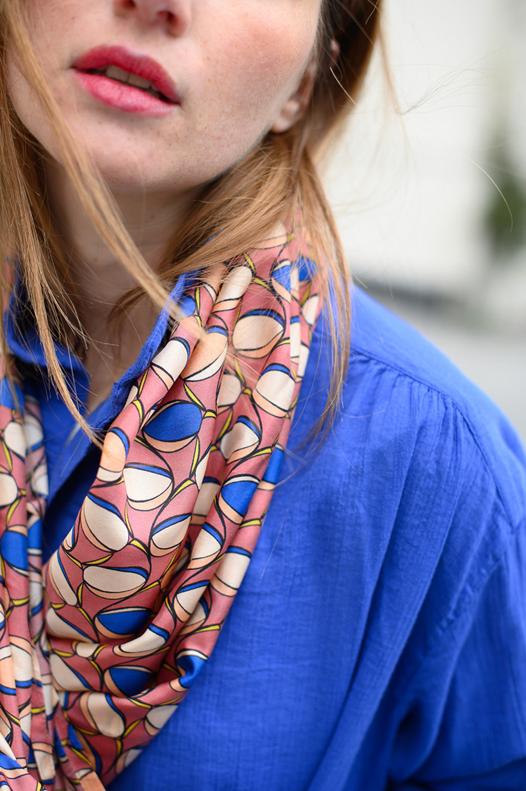 Foulard en soie 76, porté femme vue 1, Meilleur Ami Paris