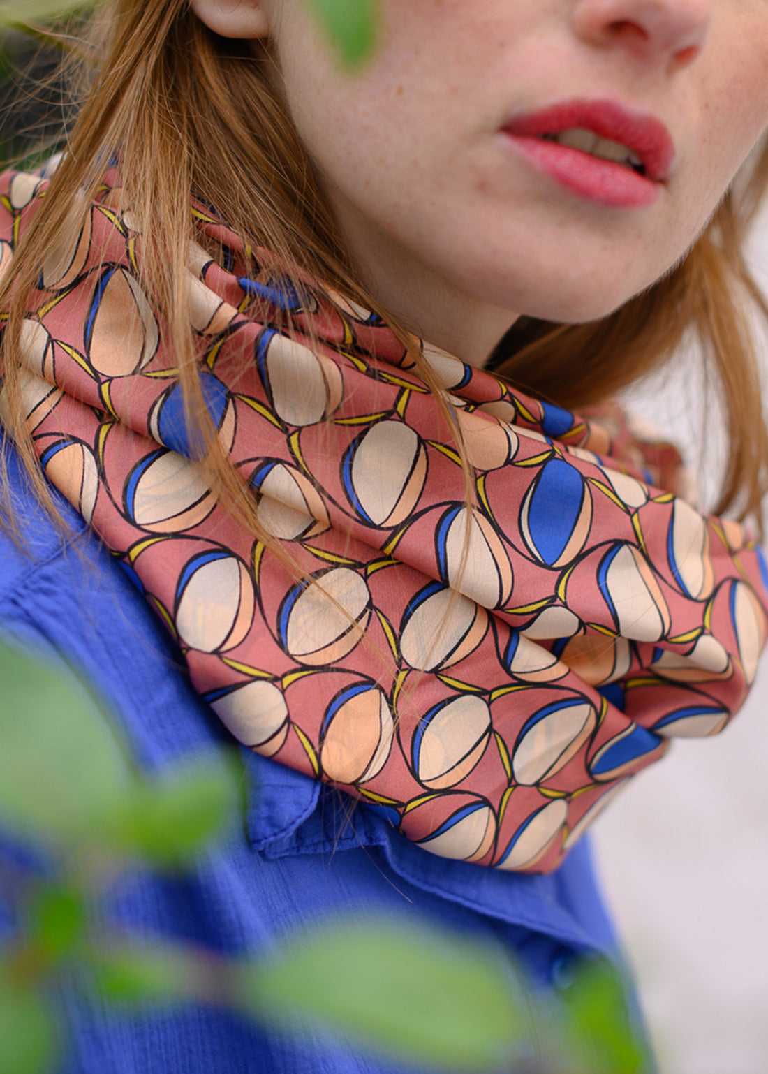 Foulard en soie 76, porté femme vue 2, Meilleur Ami Paris