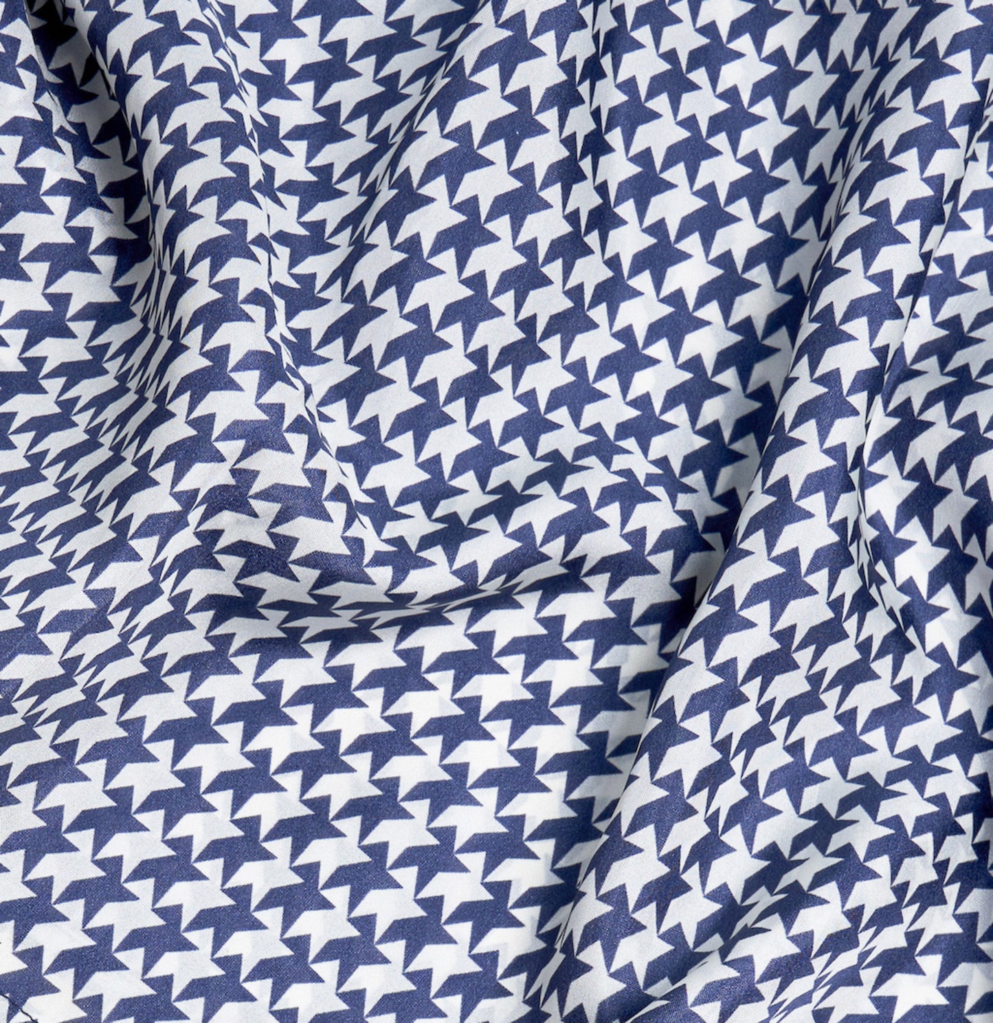 Foulard en soie 84, packshot Meilleur Ami Paris. Motifs pied-de-coq bleu marine et blanc.