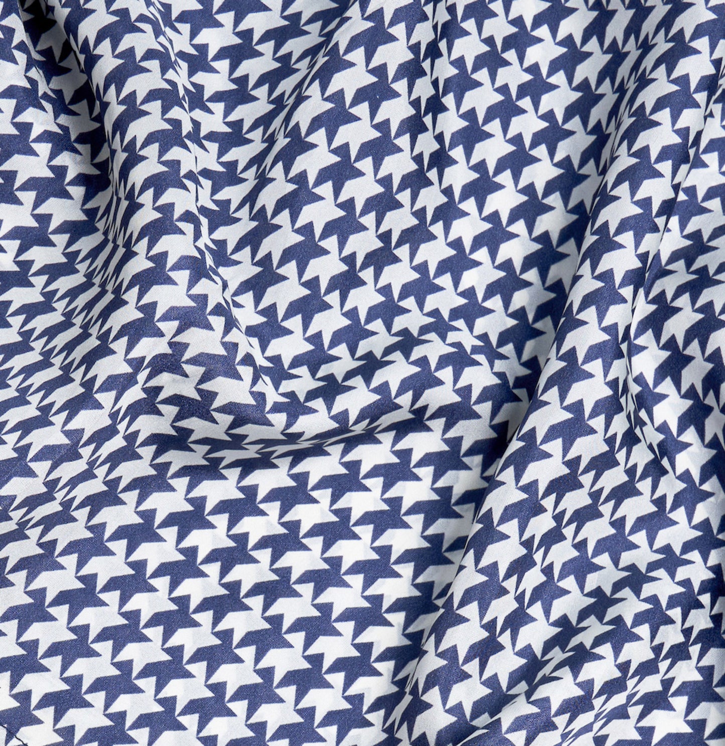 Foulard en soie 84, packshot Meilleur Ami Paris. Motifs pied-de-coq bleu marine et blanc. 