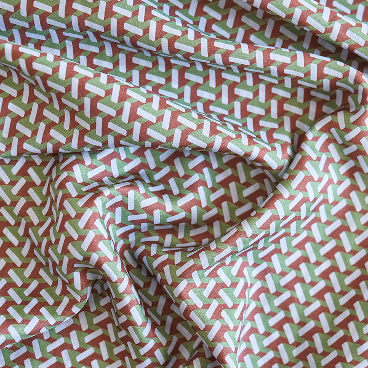 Foulard en soie 97 Meilleur Ami Paris. Gros plan sur les motifs graphiques verts, bruns et blancs.