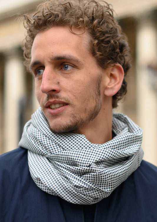 Foulard en soie 02, porté homme Meilleur Ami Paris. Imprimé cravate noir et blanc.