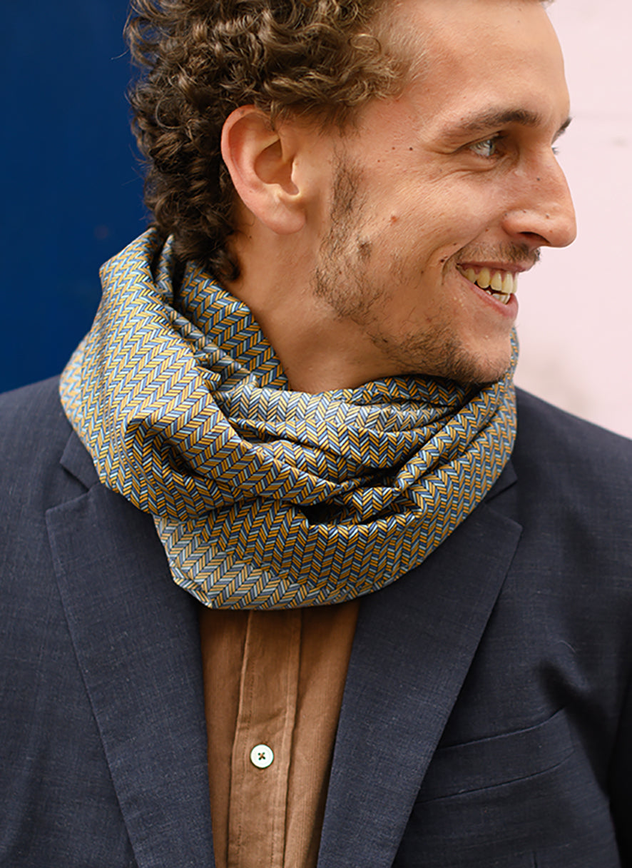 Foulard en soie 100 Meilleur Ami, porté homme. Inspiré des motifs de cravates des années 60, cet imprimé est un classique.