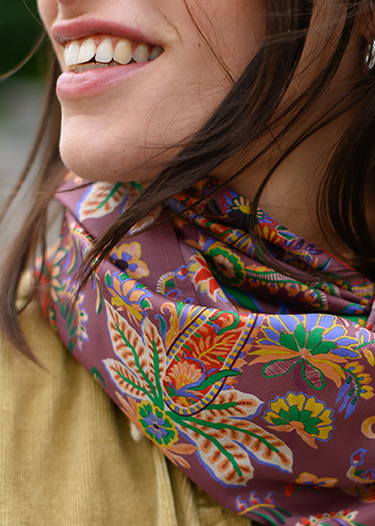 Foulard en soie 115 Meilleur Ami. Fleurs et cashmeres sur un fond violet bordeaux, porté femme.