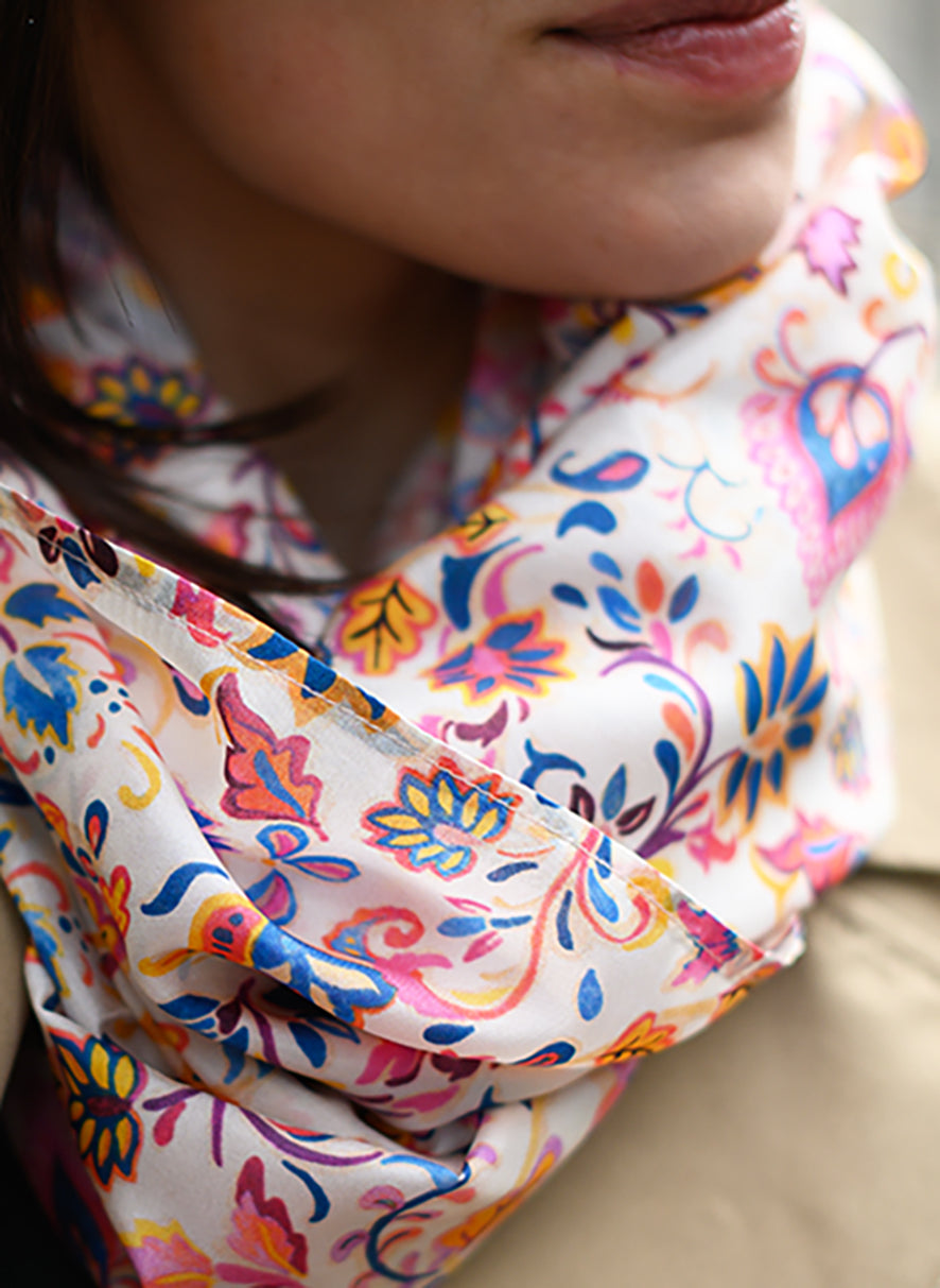 Foulard en soie 117 Meilleur Ami Paris, porté femme, vue sur les motifs cachemire colorés sur un fond vanille. 