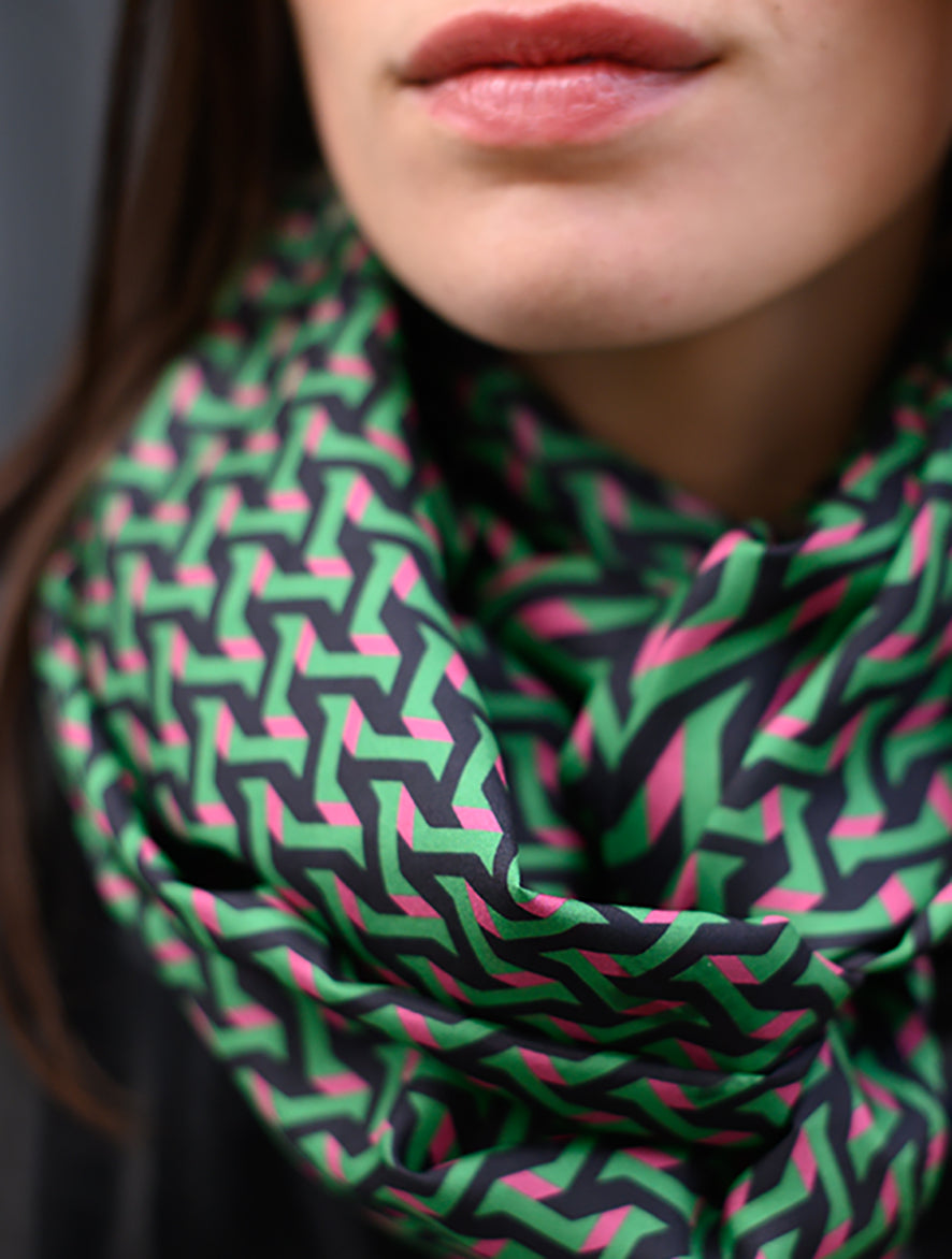 Cet imprimé très 80 est hypnotisant et un peu rock aussi ! Foulard snood en soie Meilleur Ami, porté femme.