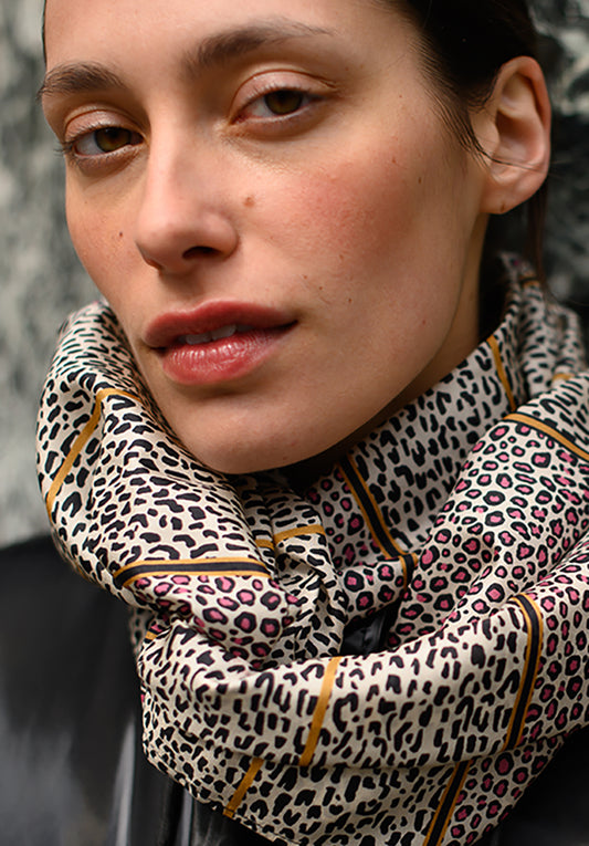 Foulard en soie 124 Meilleur Ami Paris, porté femme. Ce motif léopard peut se combiner avec style à toute votre garde-robe.