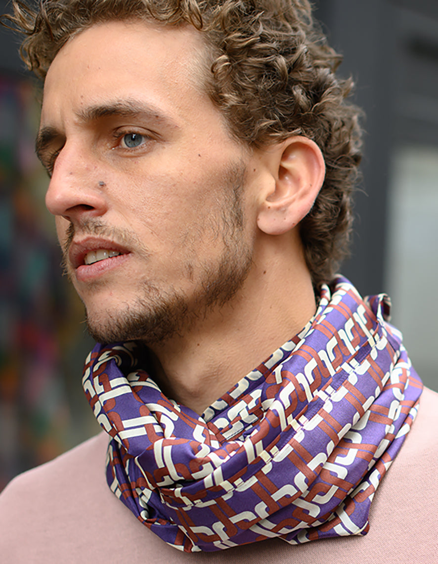 Foulard Soie 27 Meilleur Ami Paris, porté homme. Motif chaine très seventies sur fond bleu indigo.