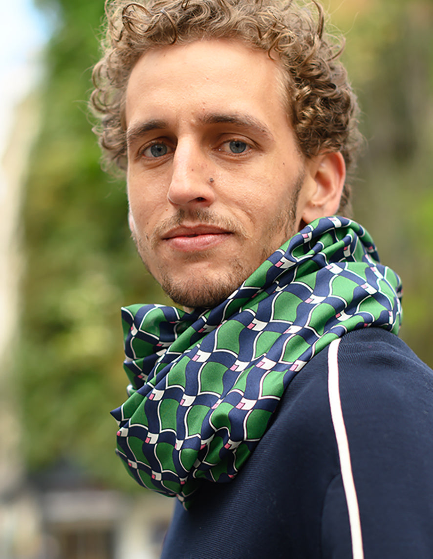 Foulard en soie 31 Meilleur Ami, porté homme. Motifs rose, blanc, bleu marine sur fond vert. 