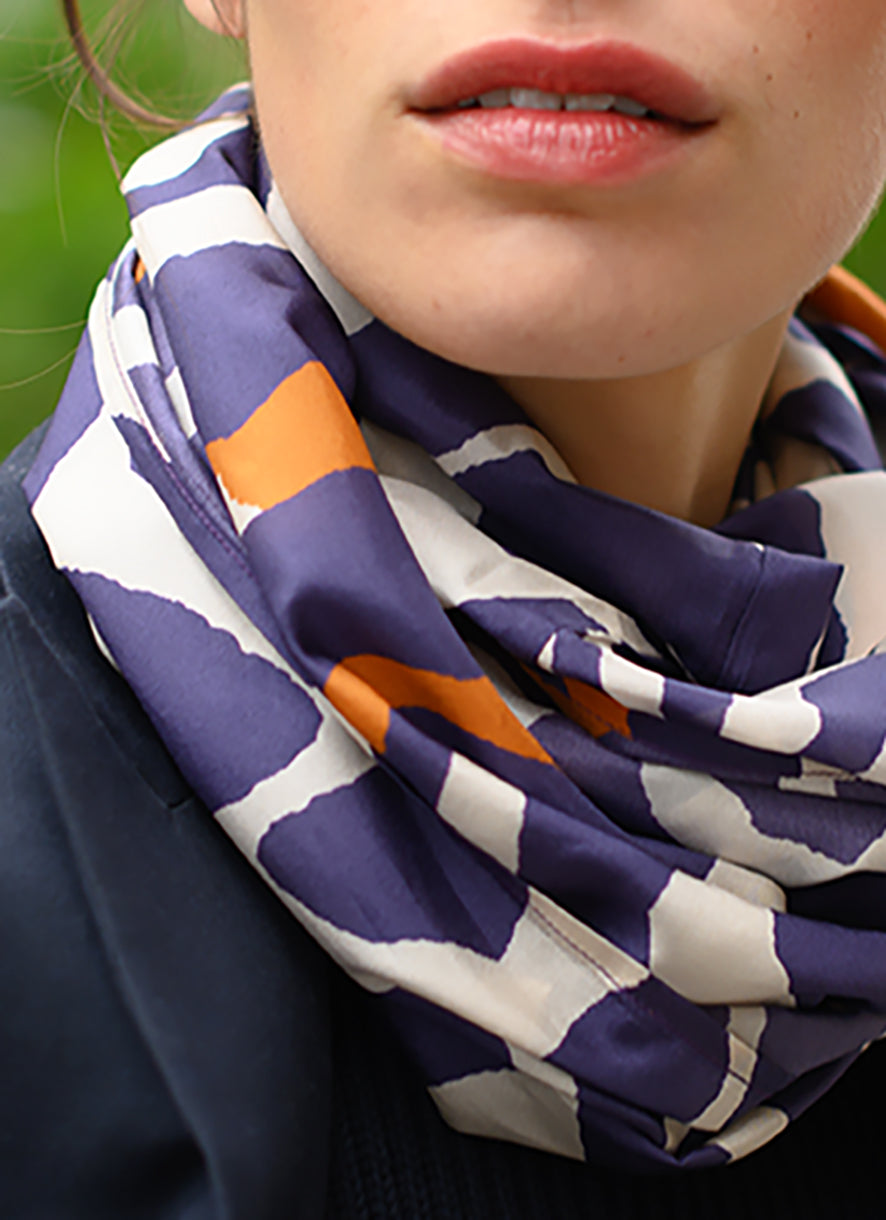 Foulard en soie 75 Meilleur Ami Paris, porté femme.Entre imprimé coloré et abstrait, très années 80. 