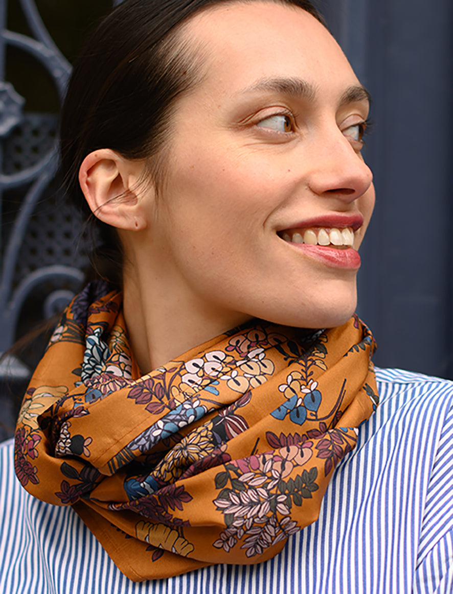 Foulard en soie 77 Meilleur Ami, porté femme. Comme un bouquet de fleurs sur fond caramel.