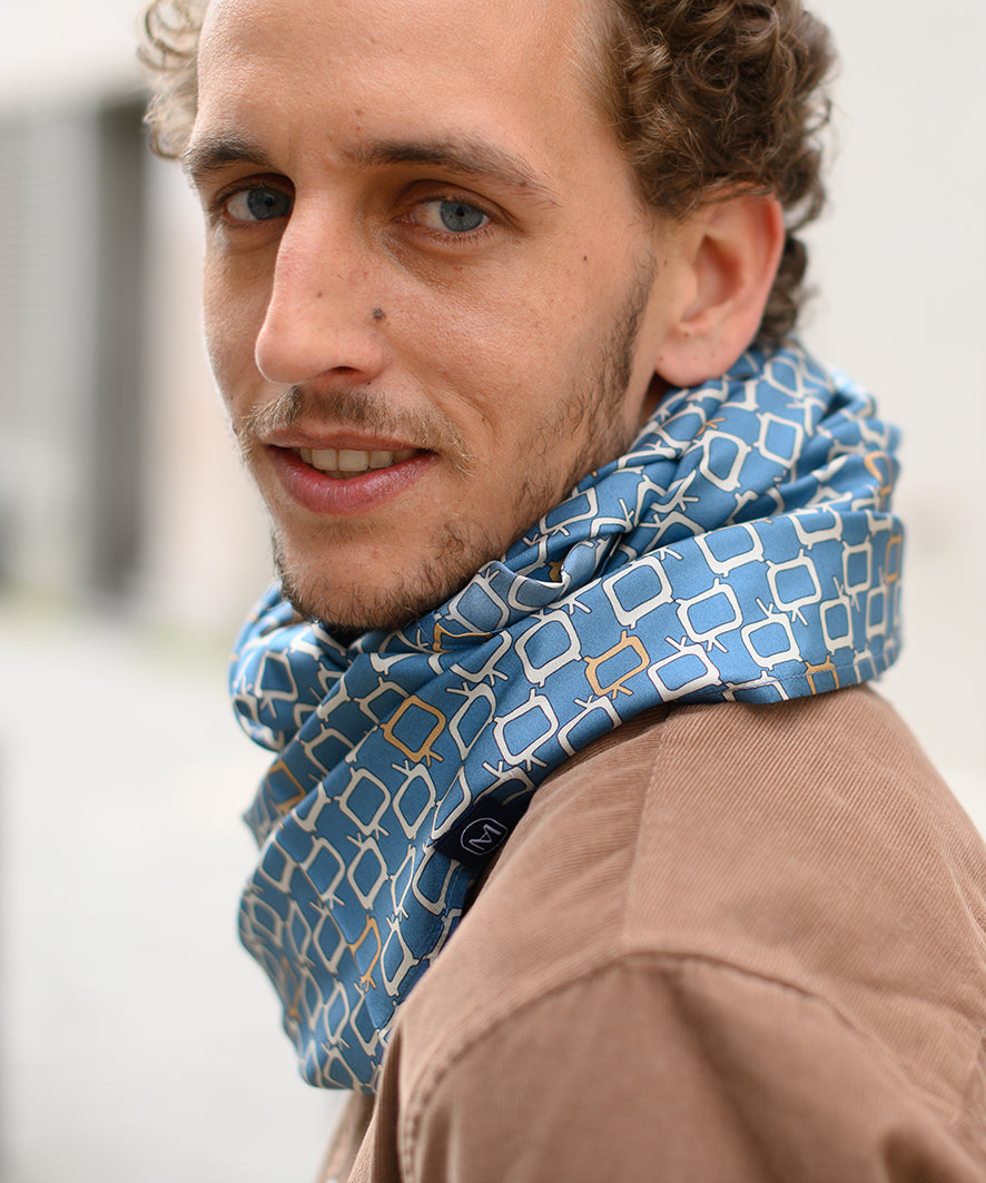 Foulard en soie 85 Meilleur Ami Paris, porté homme. Jeu graphique fifties aux couleurs pastel.