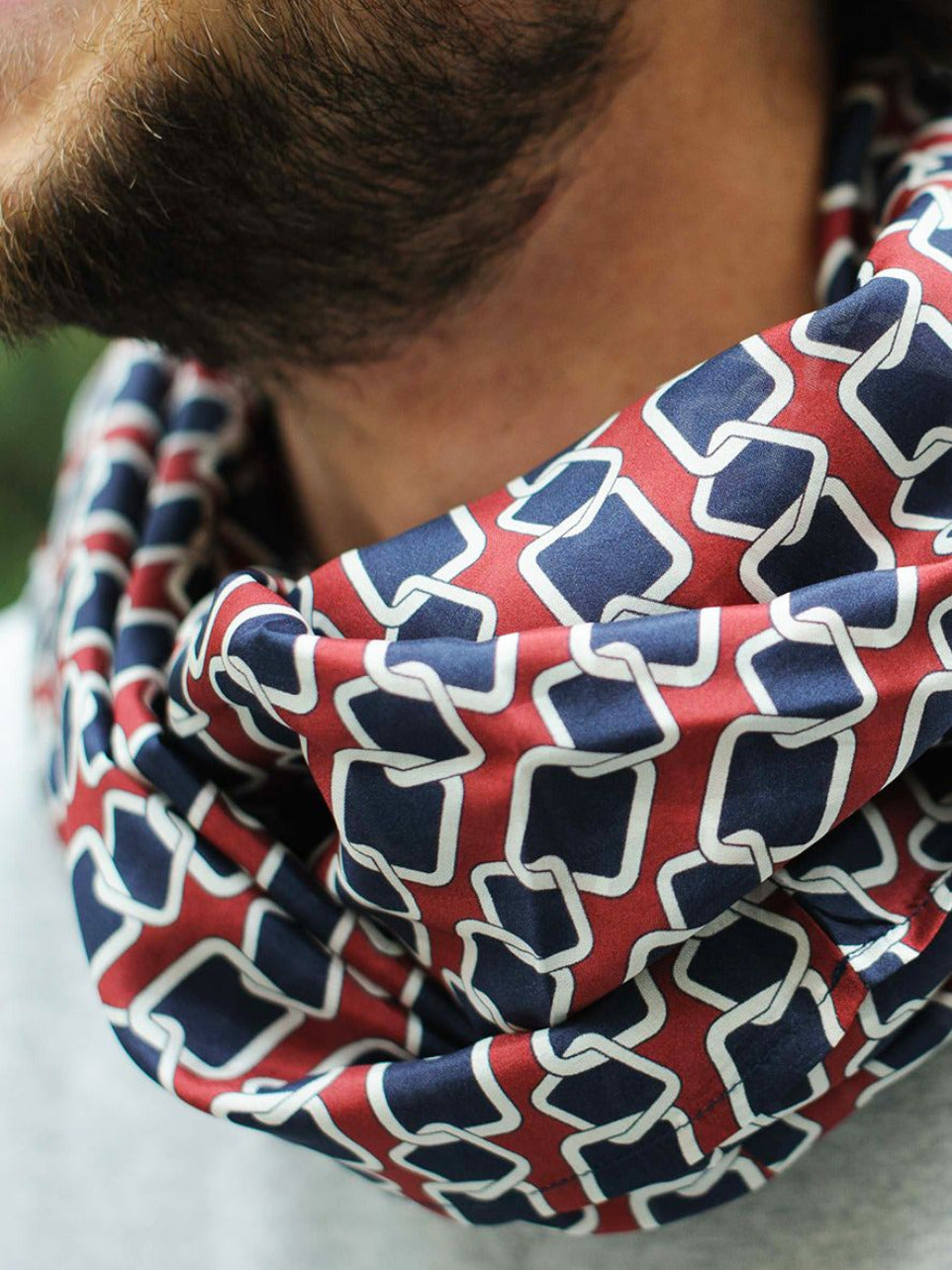 Foulard Soie 06 porté homme gros plan Meilleur Ami Paris