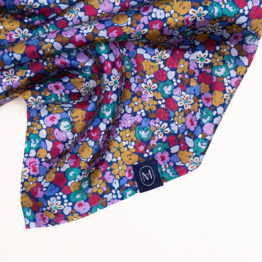 Foulard Soie 57 nature morte détail logo et print Meilleur Ami Paris