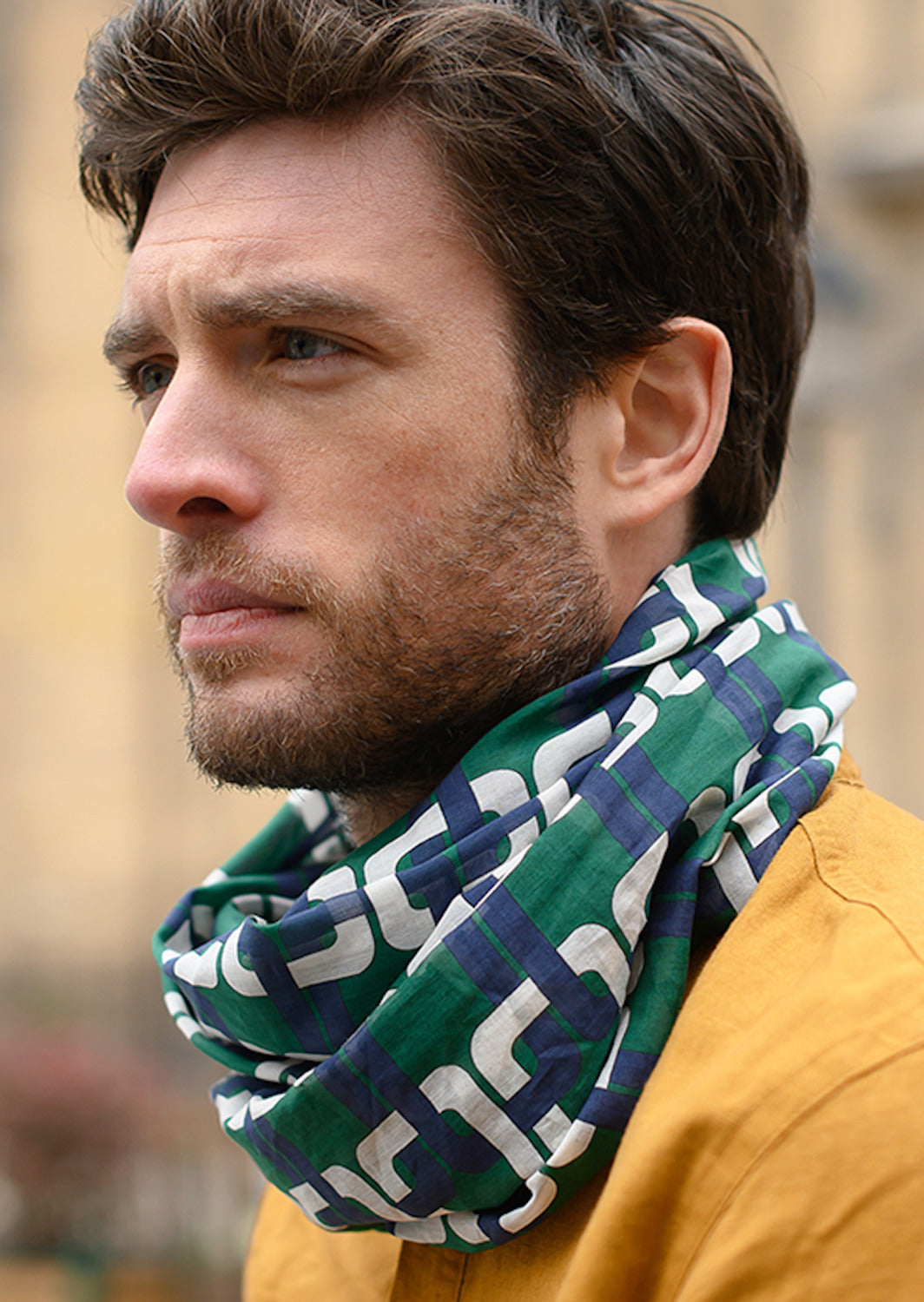 Foulard coton et soie 18, porté homme, Meilleur Ami Paris