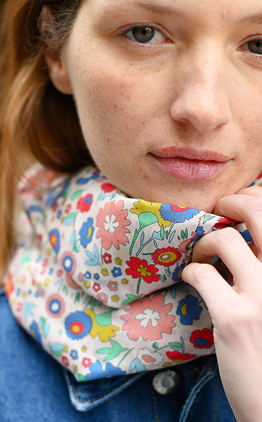 Foulard en soie 17, porté femme, vue gros plan, Meilleur Ami Paris