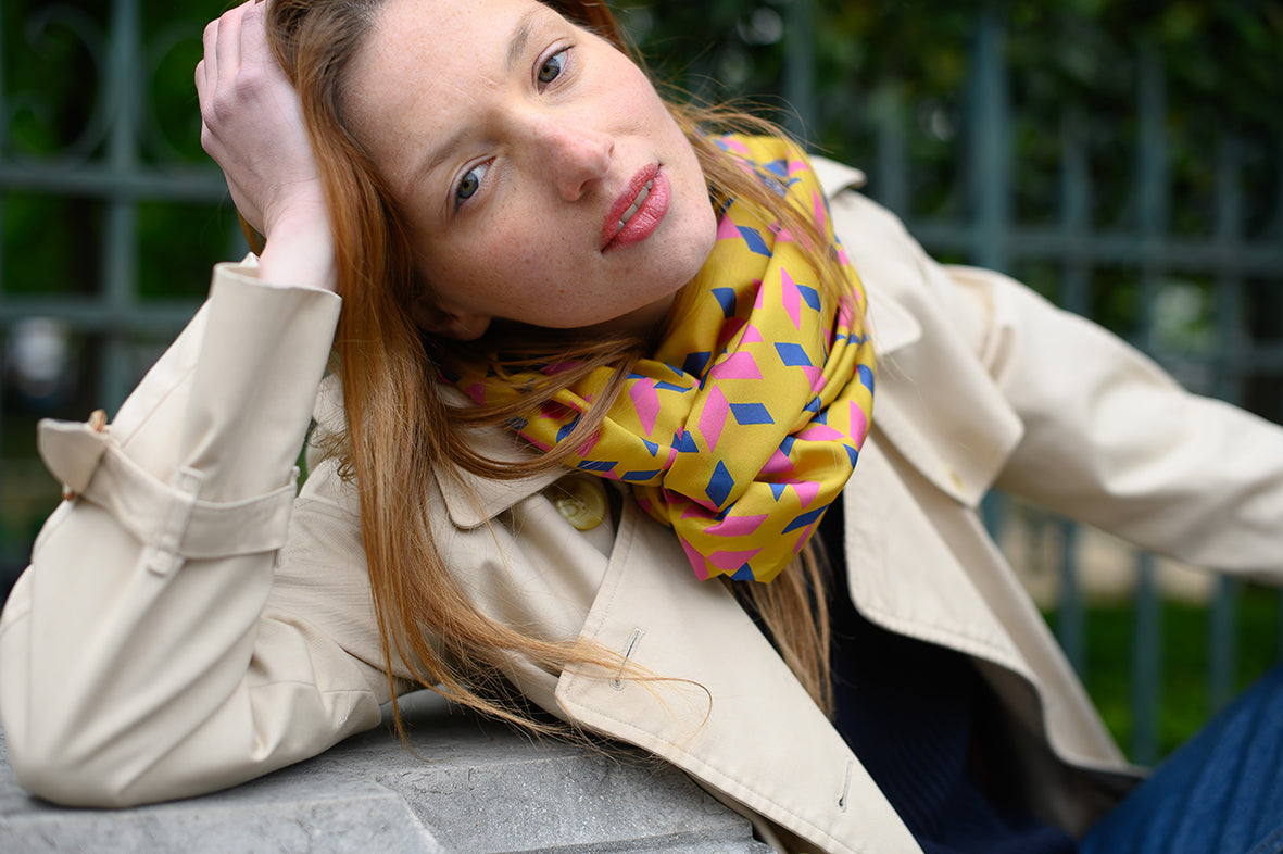 Foulard en soie 43, porté femme, diaporama Meilleur Ami Paris