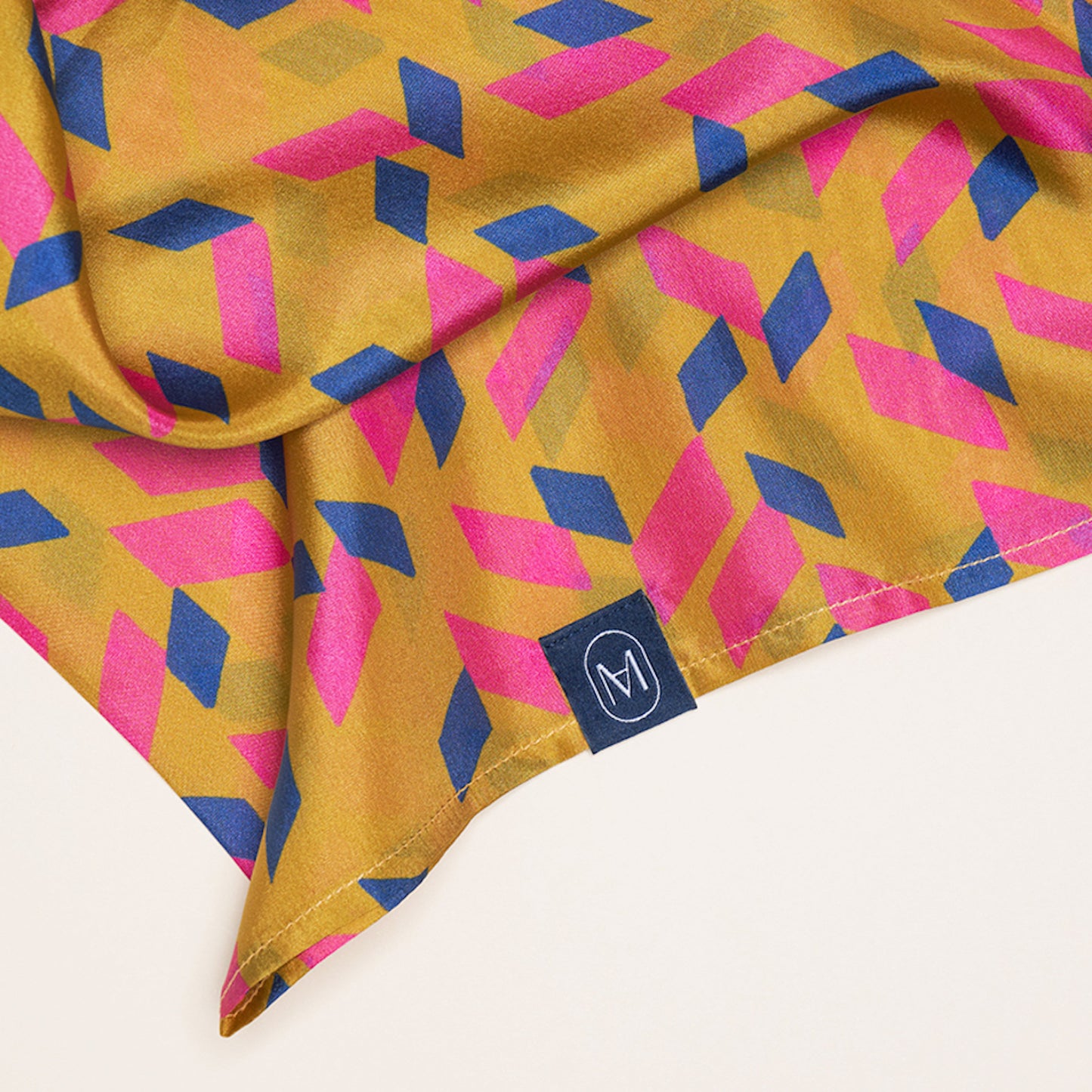 Foulard en soie 43, packshot logo, Meilleur Ami Paris