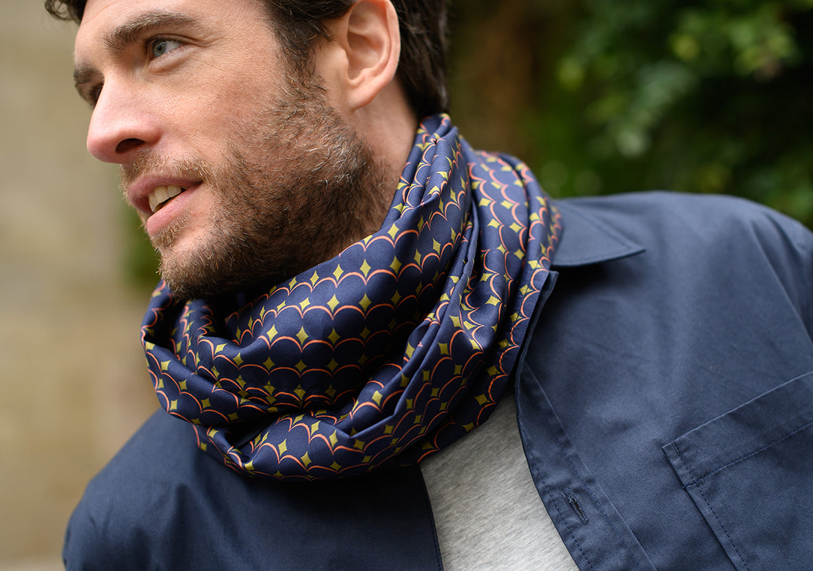Foulard en soie 80, porté homme, diaporama Meilleur Ami Paris