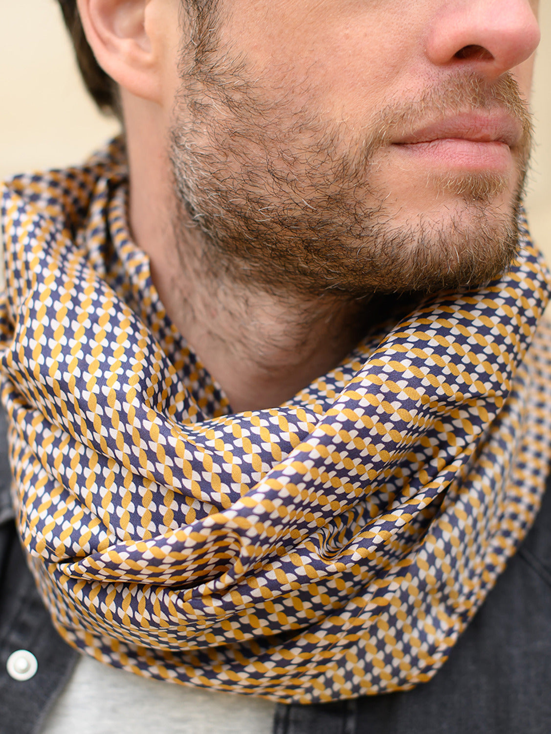 Foulard en soie 82, porté homme, Meilleur Ami Paris