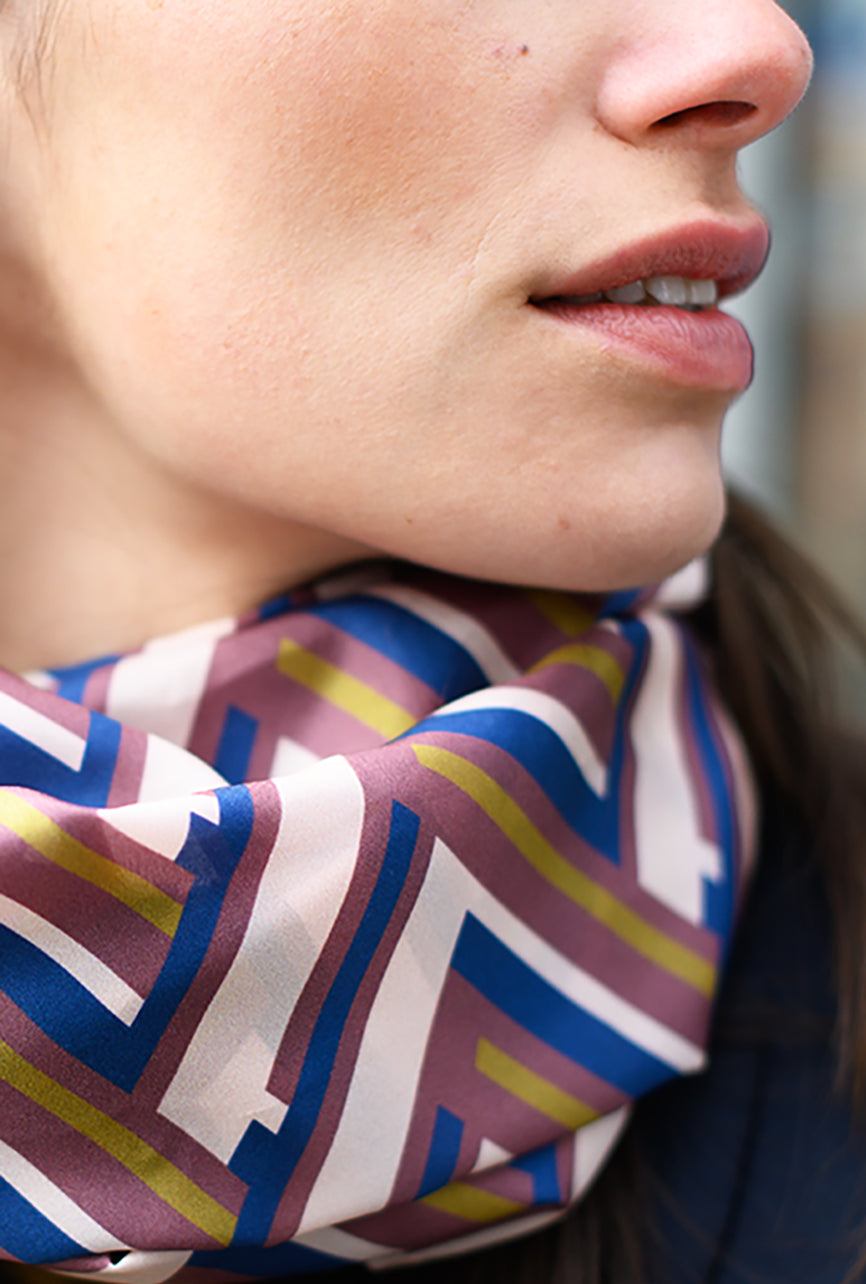 Foulard en soie 116 Meilleur Ami, vue de près. Une rayure géométrique aux coloris bordeaux, or , blanc et bleu nuit.