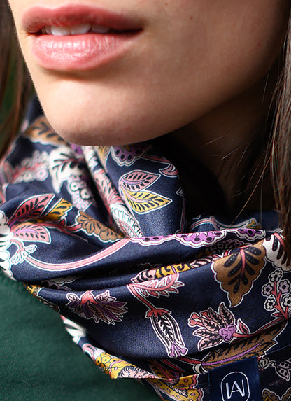 Comme un batik revisité, ces fleurs s'épanouissent sur un fond bleu nuit. Foulard en soie 120 Meilleur Ami, vue sur les motifs.