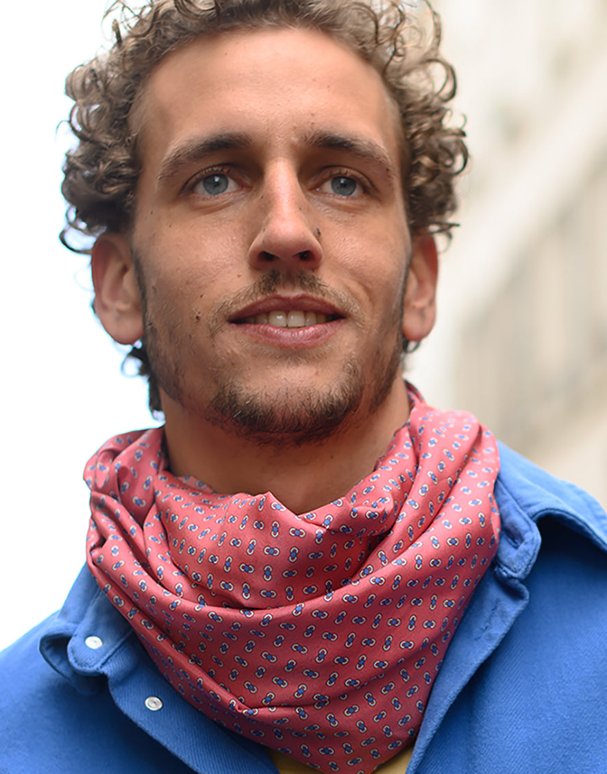 Foulard en soie 14 Meilleur Ami Paris. Imprimé cravate, motifs blancs et lavande sur fond rose.