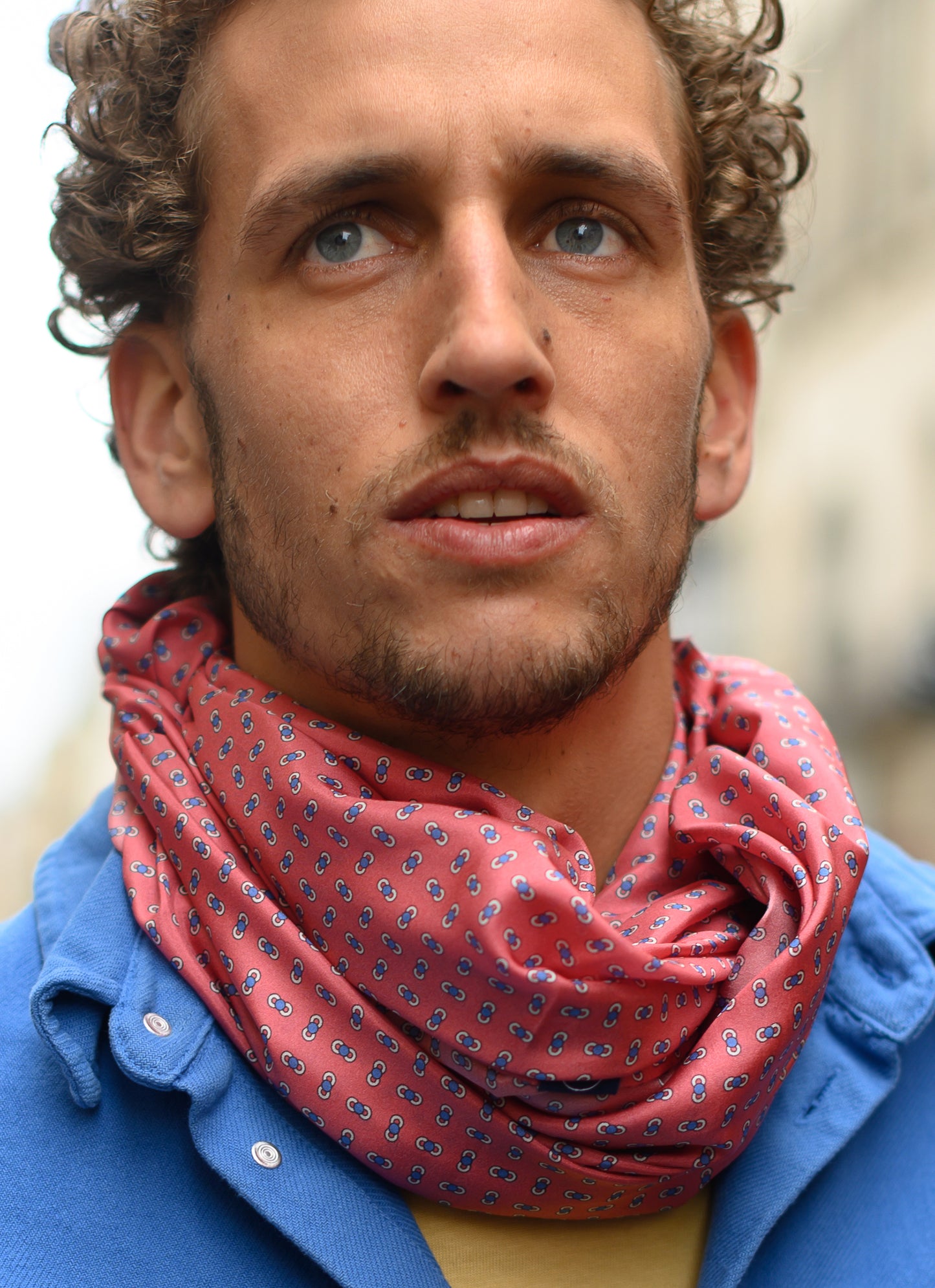 Foulard en soie 14 Meilleur Ami Paris, porté homme. Inspiré des motifs de cravates des années 60, motifs discrets sur fond rose.