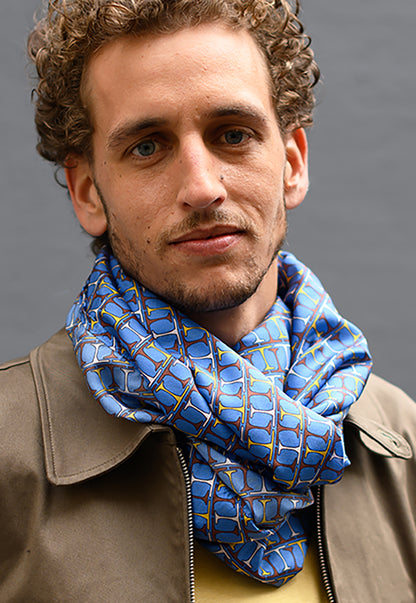 Foulard en soie 18 Meilleur Ami Paris, porté homme. Inspiré des motifs cravate des années 60/70 aux couleurs seventies.