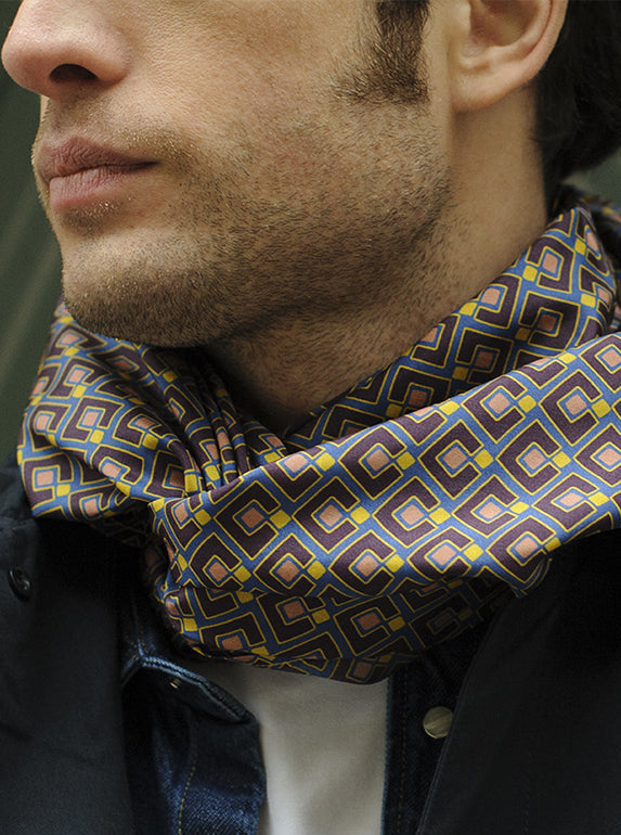 Foulard en soie 55 porté, Meilleur Ami Paris