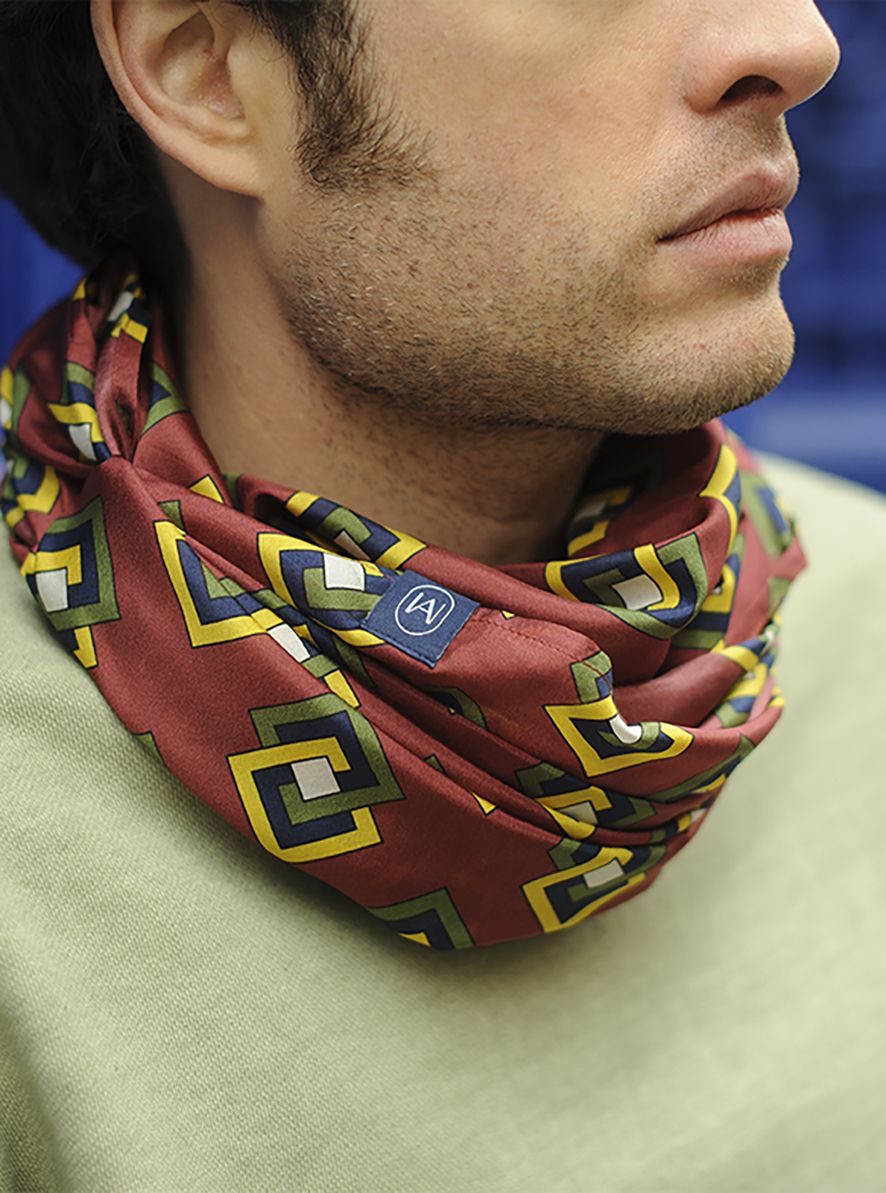 Foulard Soie 22 porté homme Meilleur Ami Paris