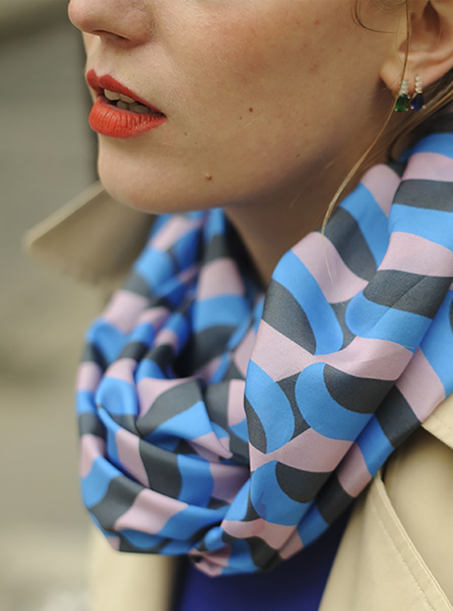 Foulard Soie 25 porté femme Meilleur Ami Paris gros plan